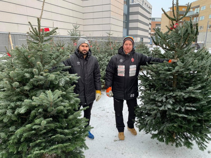 Mustapha og Espen under fjorårets salg
