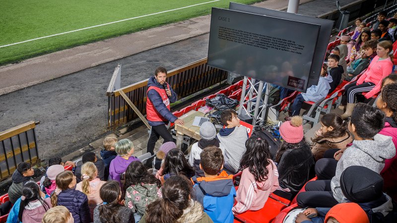 Freddy dos Santos og MOT hadde et viktig budskap til elevene fra Sagdalen Skole