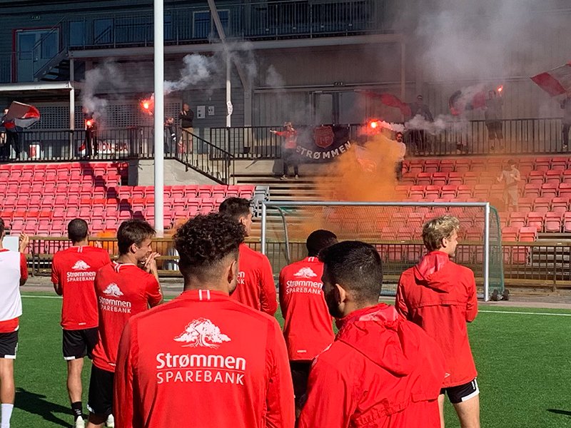 Rød, grå, ikke så glad i LSK - var den klare meldingen fra supporterne
