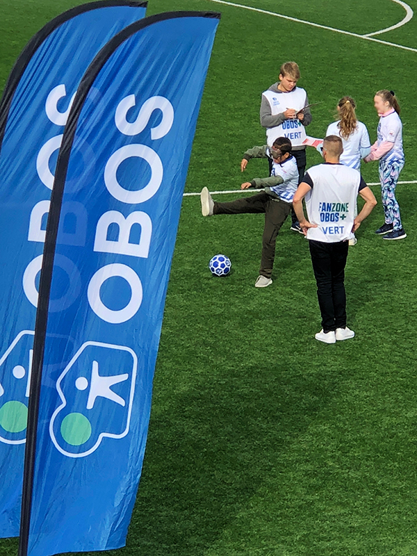 Ikke enkelt å treffe ballen med moro-briller