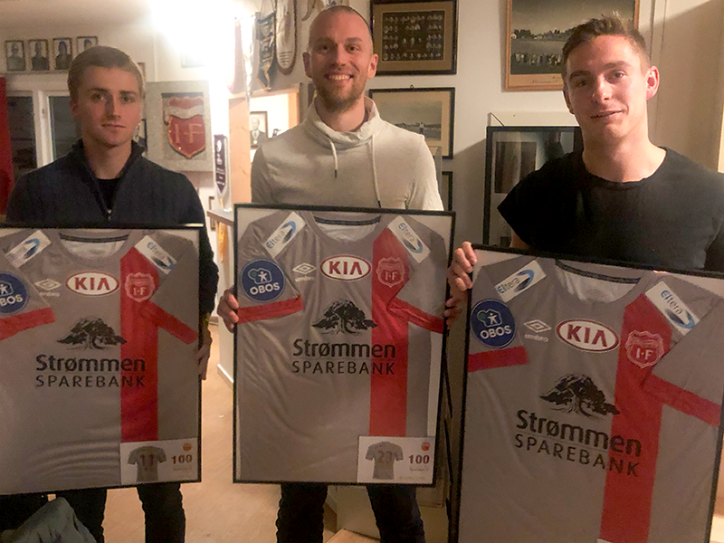 Ulrich Ness, Pål Steffen Andresen og Mathias Blårud mottar beviset på at de har rundet 100 kamper for Strømmen