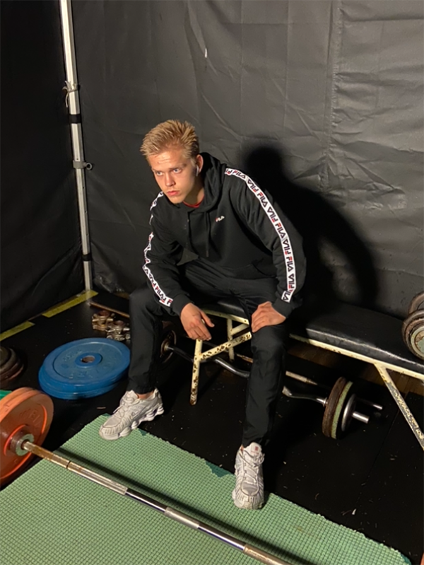 Torje Naustdal tar en kort pause i treningsteltet på plenen til mamma