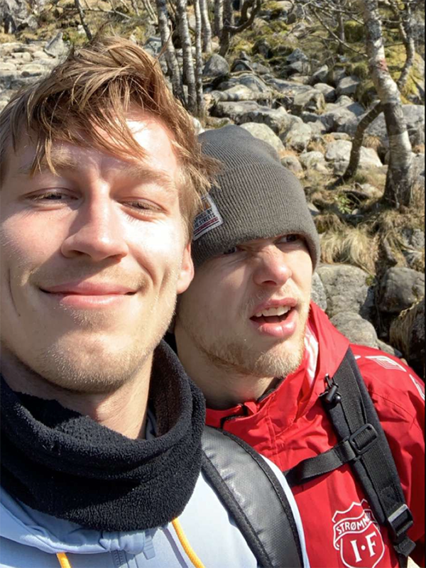Morten Bjørlo i sammen med FKH sin nr 10, Niklas Sandberg. Kan det være første gang en strømmenjakke er på Preikestolen?