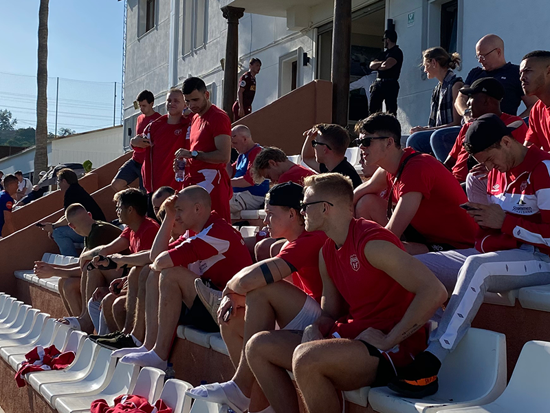 Hele laget er samlet for å se VIF mot Sandefjord