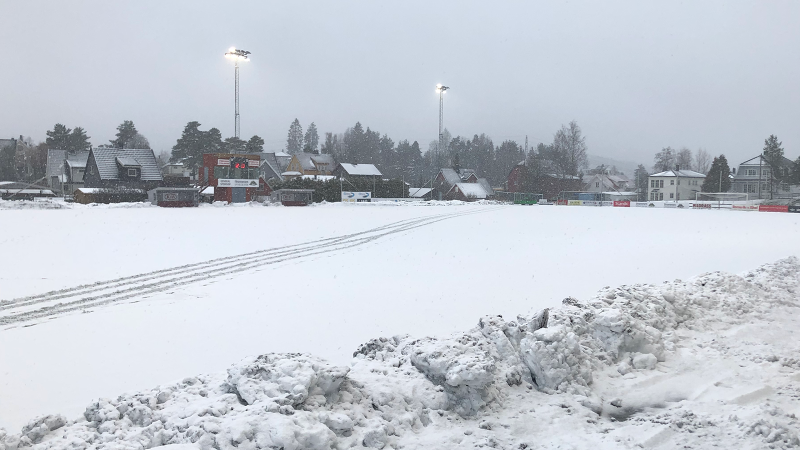 90 minutter før kampstart var banen best egnet for snøballkrig