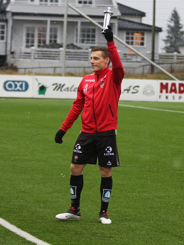 Yttergård Jensen med beviset på at Tromsø er seriemestere