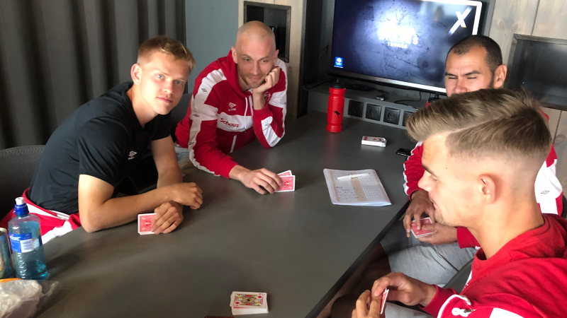 Kortspill er en nødvendig avveksling på lange borteturer, men også ellers i livet