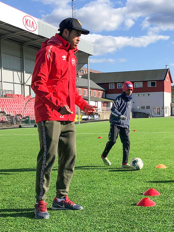 Pozo gir klare instruksjoner til gruppen sin med 10-åringer