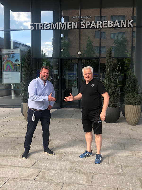 Markedssjef Dan Borgersen i Strømmen Sparebank og Daglig leder Harald Gjervik i Strømmen IF forsegler avtalen med et avstandshåndtrykk