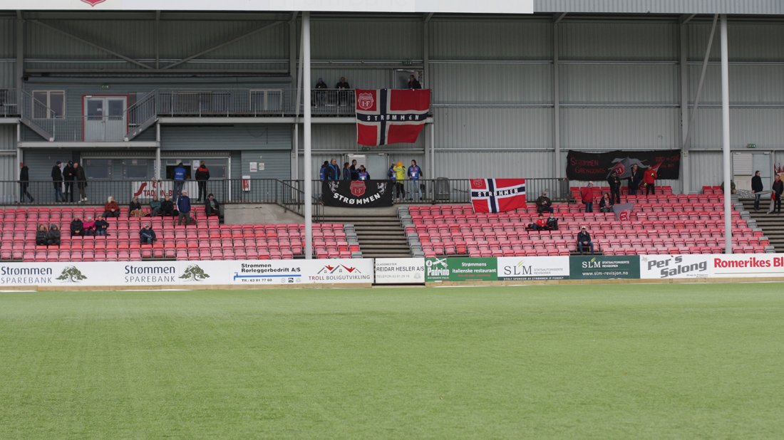 Tomme tribuner på Strømmen