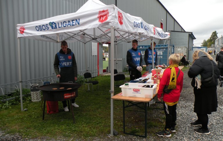 Sultne mossinger kjøper Strømmenburger.JPG