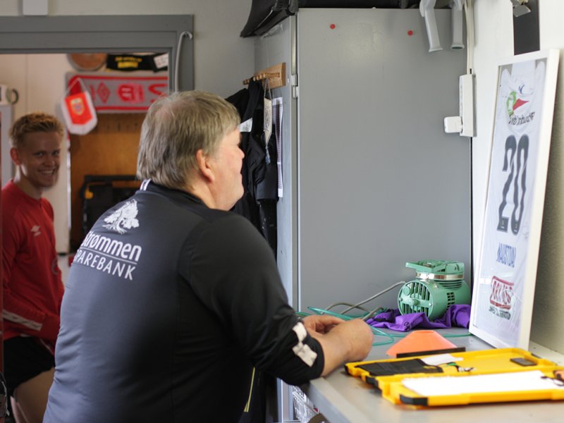 Beviset på at FK Haugesund sin nye nummer 20 heter Naustdal, er på plass i Bua.