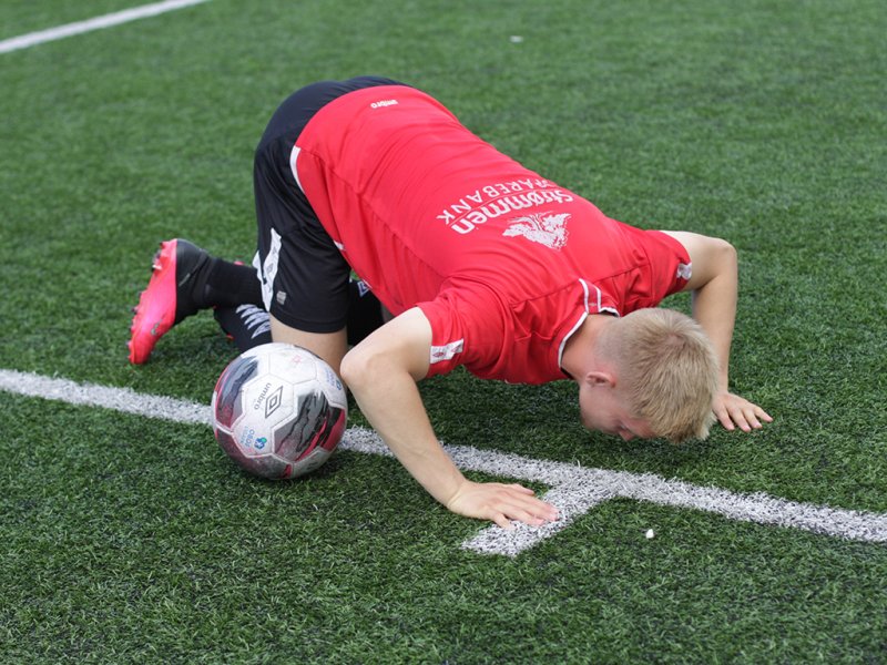 Naustdal takker kunstgresset på Strømmen Stadion for godt levert