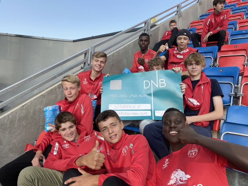 Sol, popcorn og fornøyde fjes på 15-åringene til Strømmen